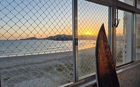 Aqui é pé na areia